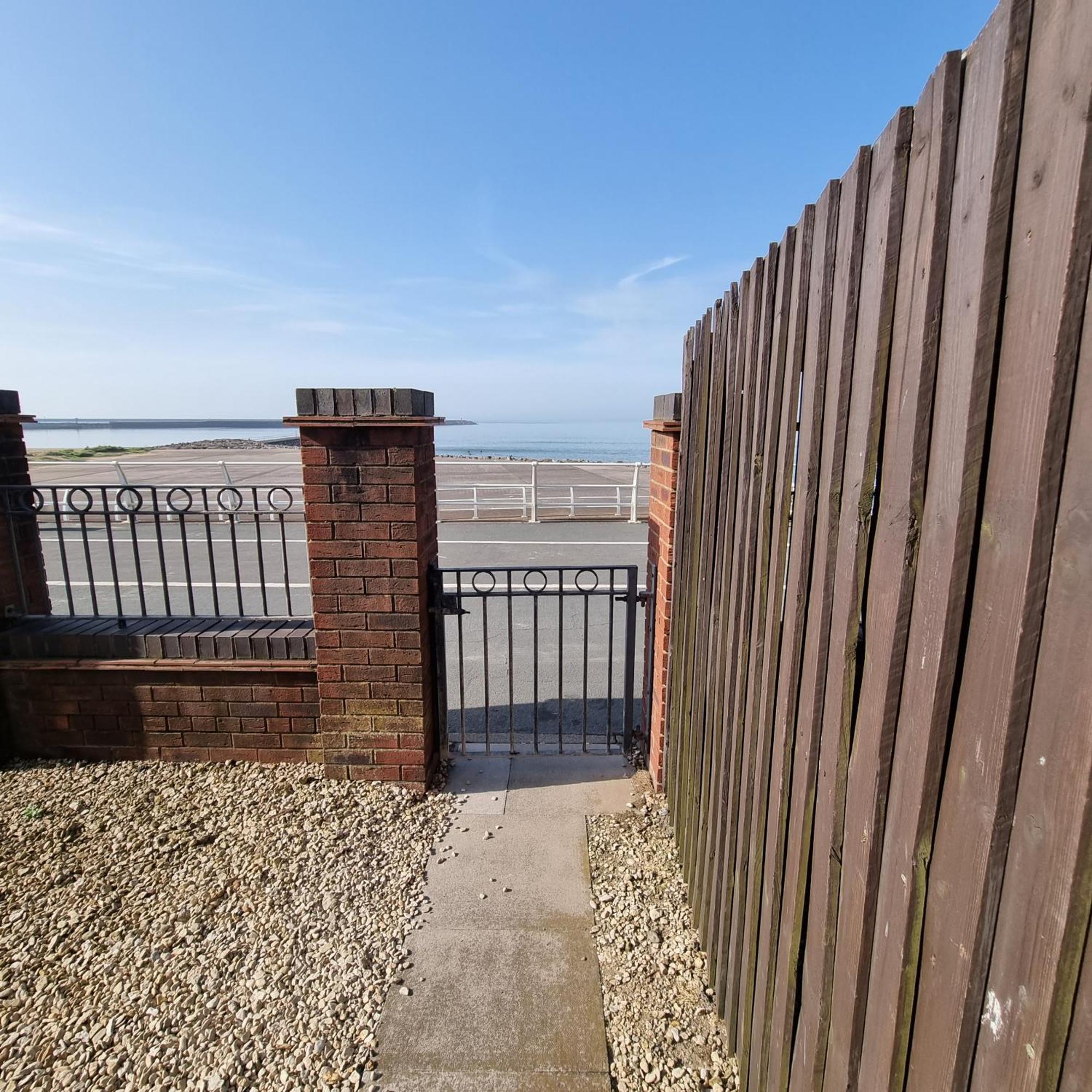 Sea Escape The Tardiis Beachfront Location Aberavon Beach Sea Views Driveway Parking Порт-Толбот Экстерьер фото